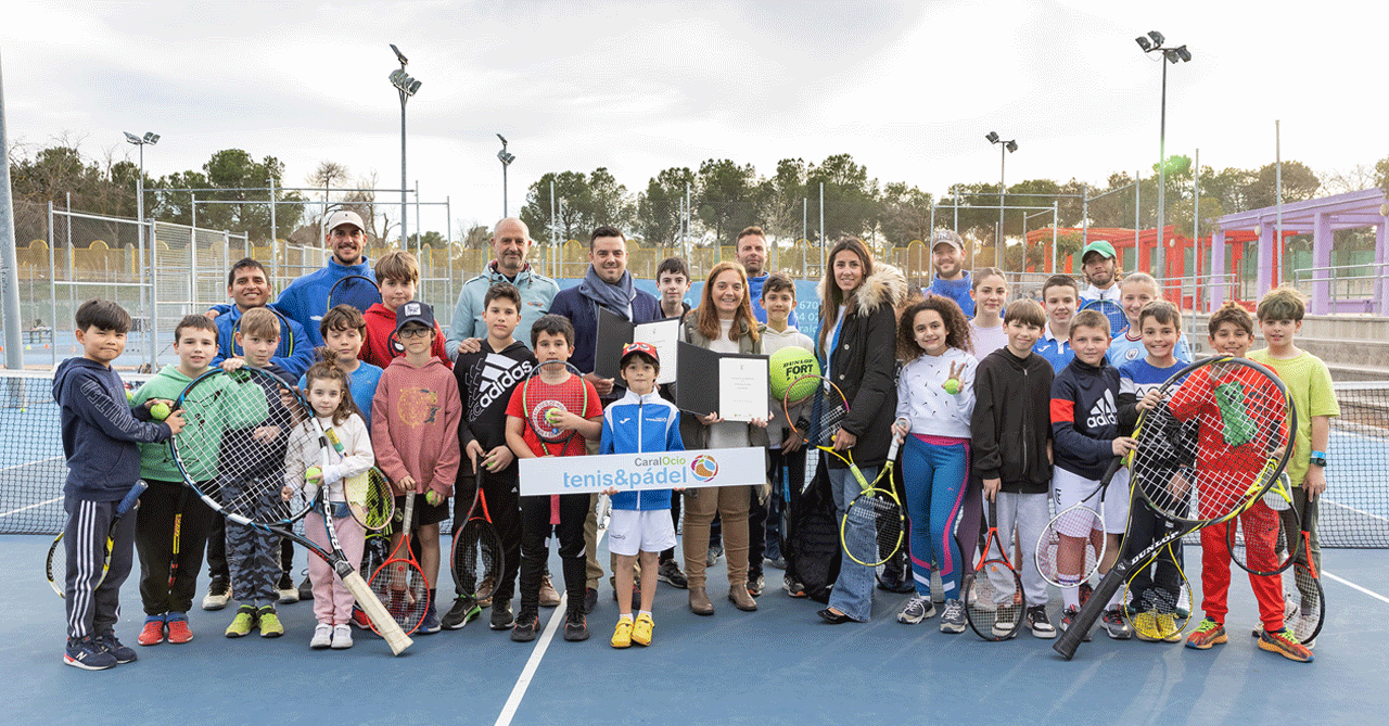 Imagen de los deportistas junto con la alcaldesa de Getafe y el responsable de CaralOcio