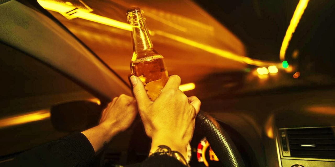 El alcohol está presente entre el treinta y el cincuenta por ciento de accidentes de tráfico | Imagen: caleta abogados