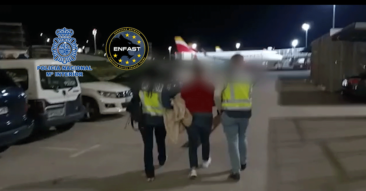 Momento del arresto de la fugitiva húngara en el Aeropuerto de Madrid-Barajas