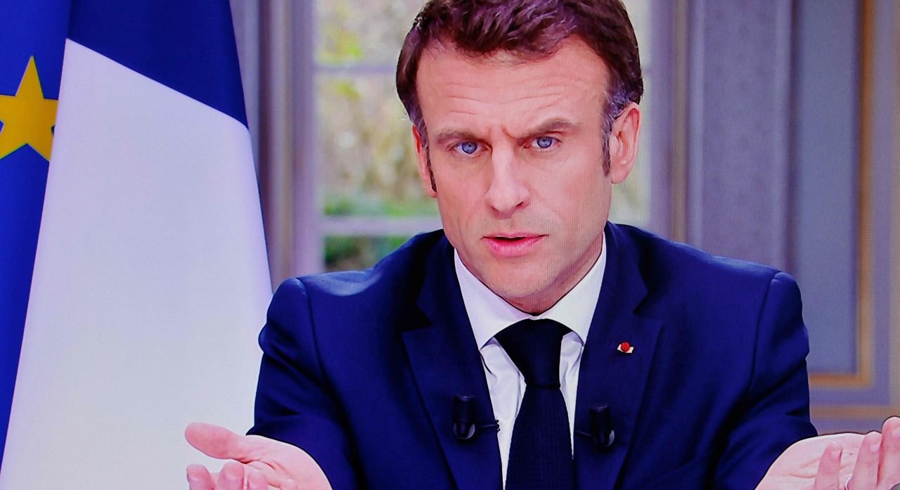 Macrón defiende su ley sobre ampliar la edad de jubilación en Francia