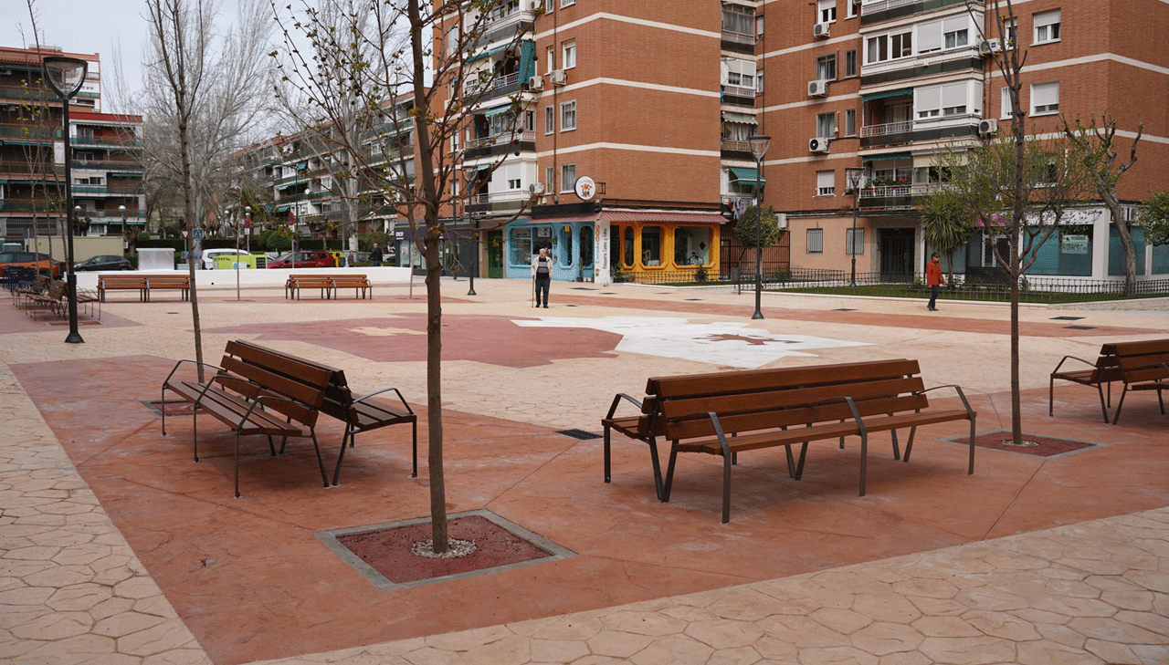 Imagen de la remozada plaza interbloques de las calles Bureba y Rioja del barrio de Zarzaquemada de Leganés