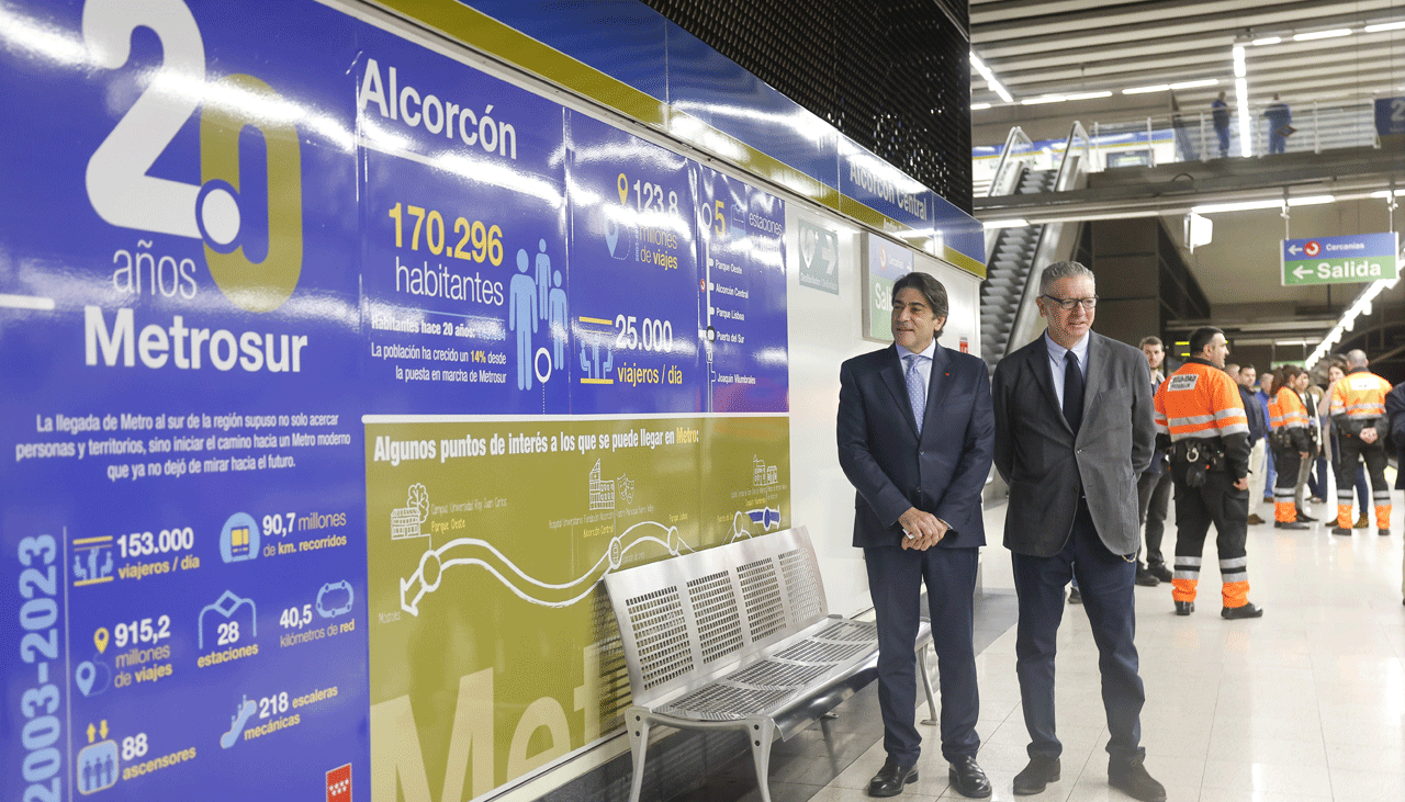Imagen de los 20 años del Metrosur con el consejero Pérez y el ex presidente
autonómico Alberto Ruiz-Gallardón.