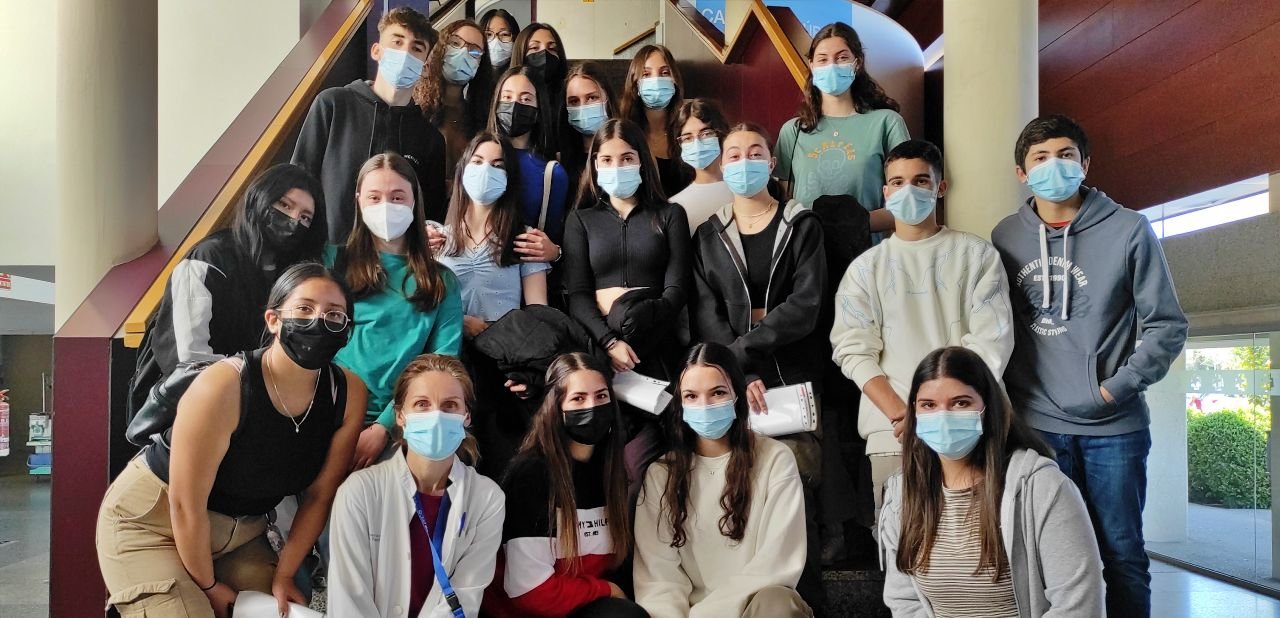 Un grupo de alumnos que participan en el programa ESO+Empresa en el Hospital de Fuenlabrada
