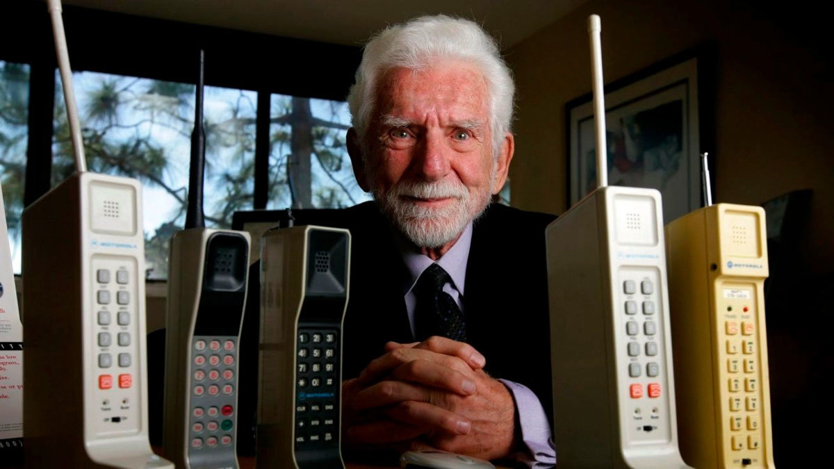 Martin Cooper hizo la primera llamada desde un teléfono móvil de la historia, en 1973
