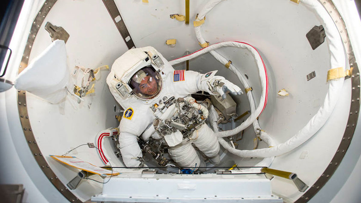 Siempre nos hemos preguntado por qué el traje de los astronautas tiene que ser de color blanco
