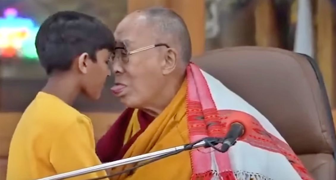 El dalai lama ha pedido disculpas tras circular esta imagen besando a un niño