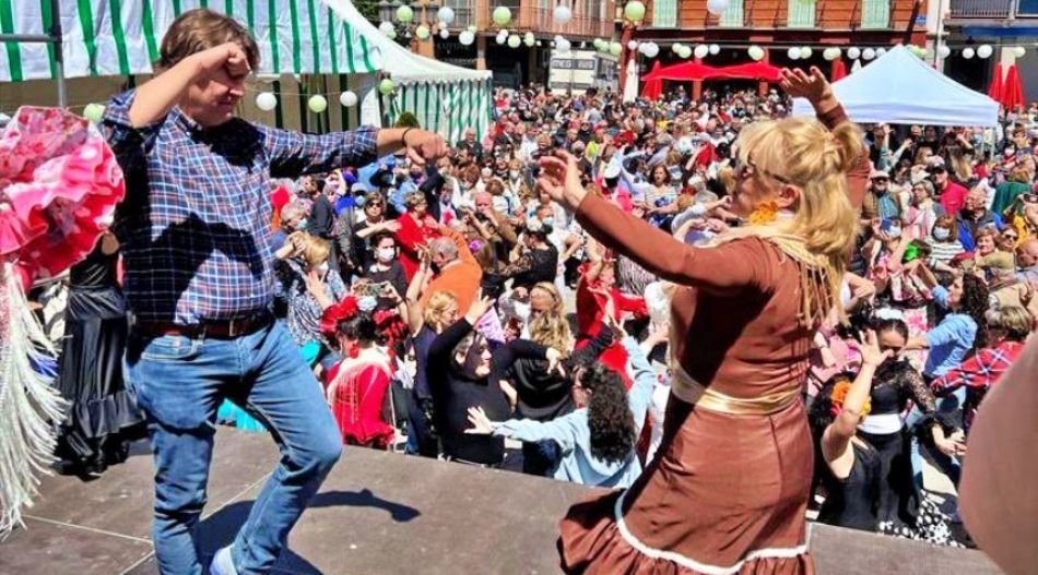 El alcalde, Javier Ayala, bailando sevillanas en la edición 2022 de la Feria de Abril