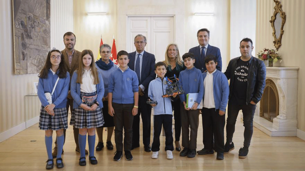 Alumnos, alumnas y profesores del colegio Nuestra Señora del Carmen de Móstoles con el consejero Ossorio