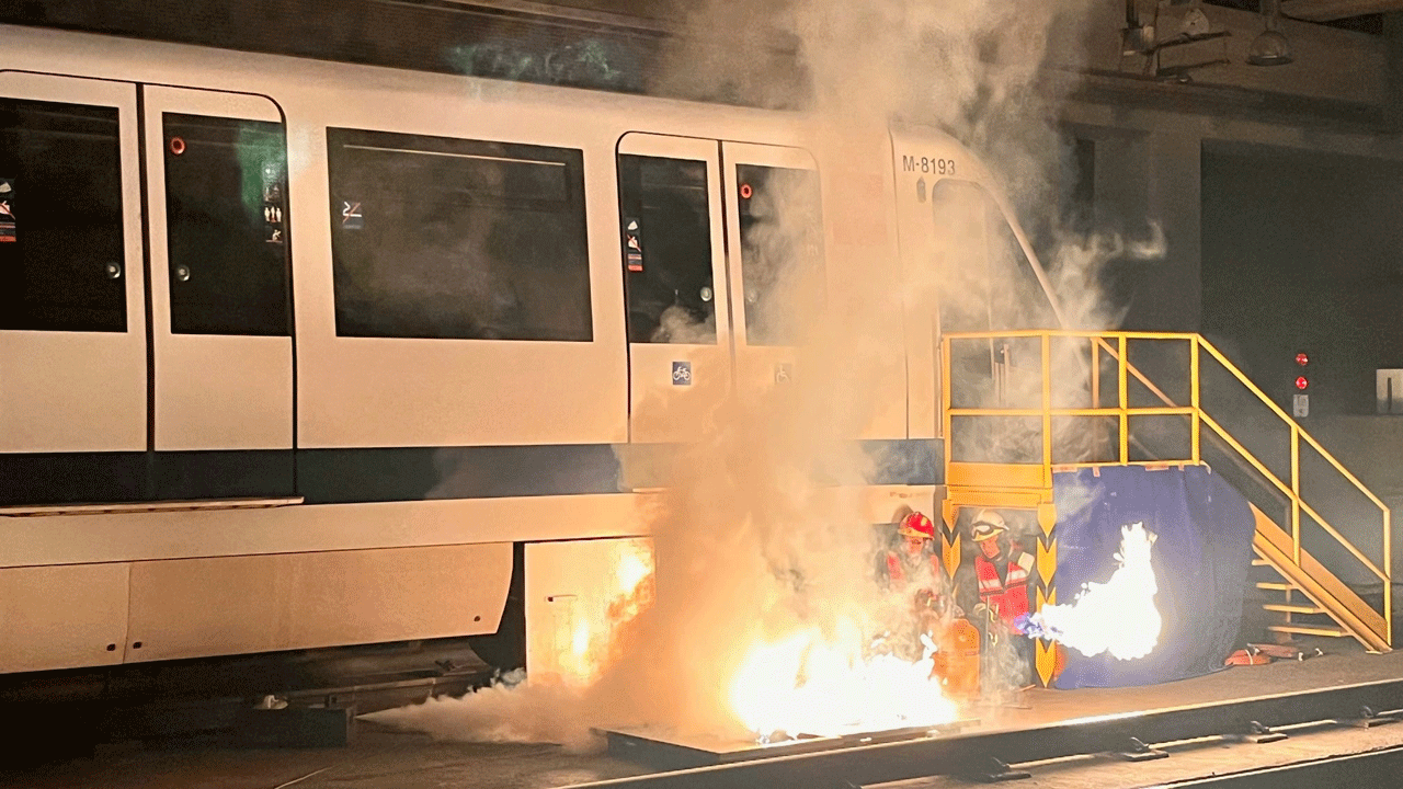 Momento del simulacro realizado en el Metro (L12) estación El Bercial-Getafe