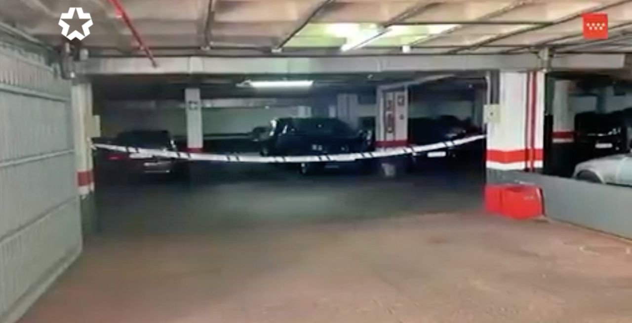 Puerta corredera del garaje causante del fatal suceso en Alcorcón