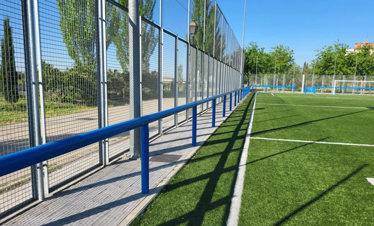 Imagen de la instalación del vallado en los campos de fútbol municipales de Fuenlabrada