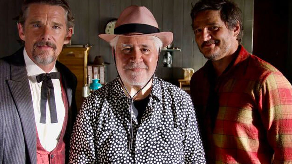 Pedro Pascal, junto a Ethan Hawke y Pedro Almodóvar durante el rodaje de 'Strage way of life'