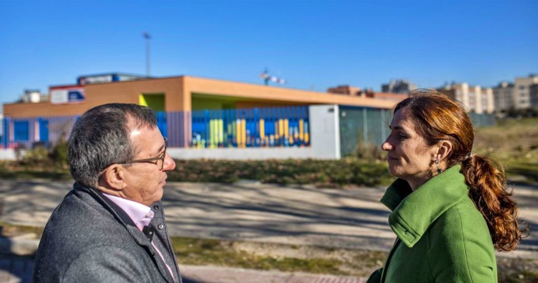 Mónica García y Juan José Jurado frente al colegio Ivonne Blake de Fuenlabrada
