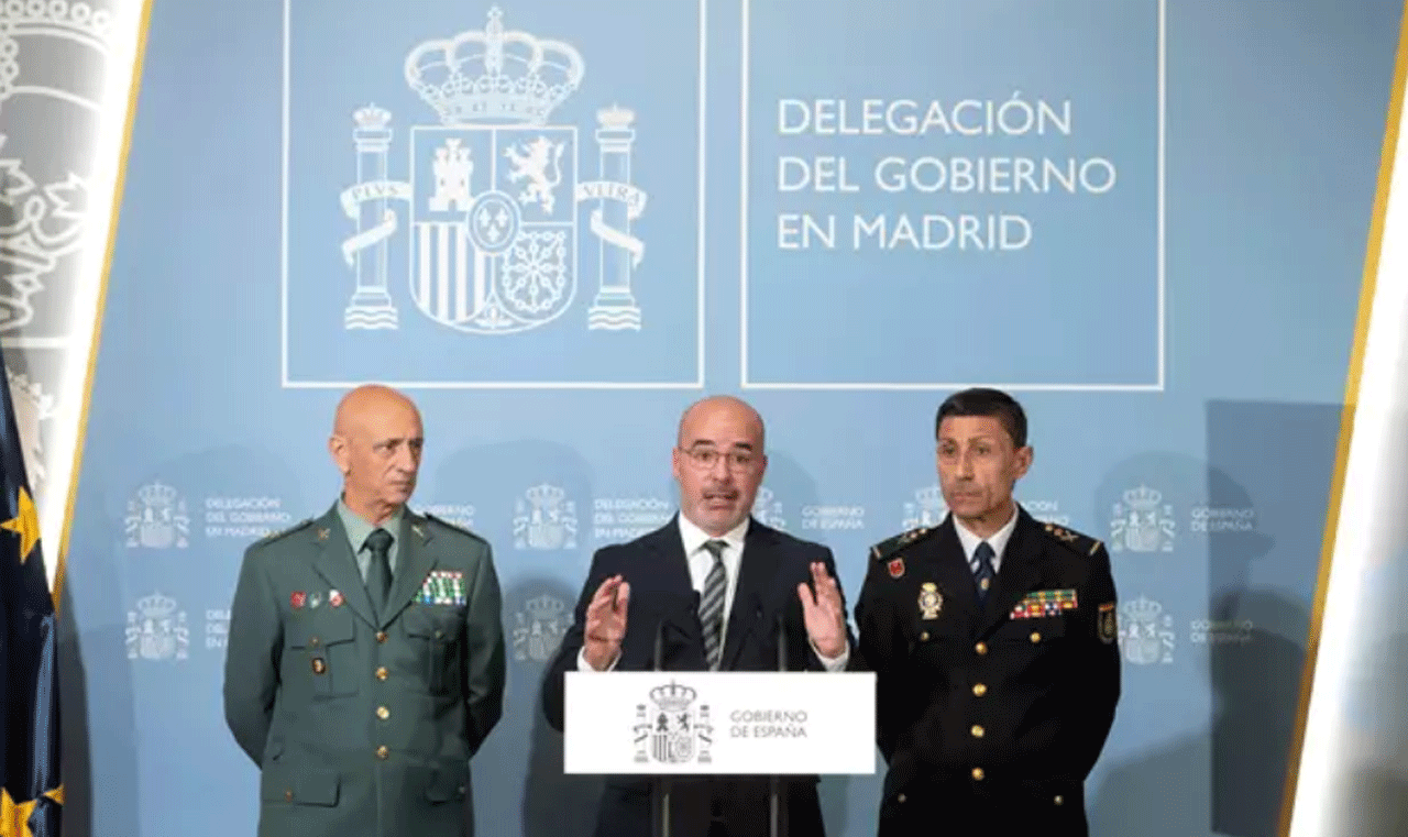 Imagen del Delegado de Gobierno en Madrid junto el jefe superior de la Policía de Madrid, y el general jefe de la Zona de Madrid de la Guardia Civil.