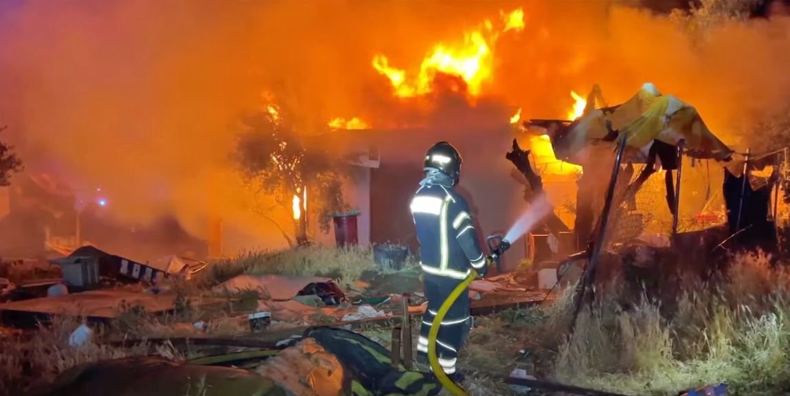 Los bomberos sofocan un incendio de infraviviendas en Fuenlabrada