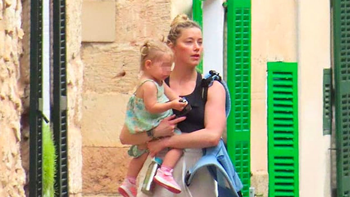Amber Heard, quien fuese la ex pareja de Johnny Depp, conocida por el juicio del actor, ahora reside en un pueblo de Mallorca bajo un nombre falso