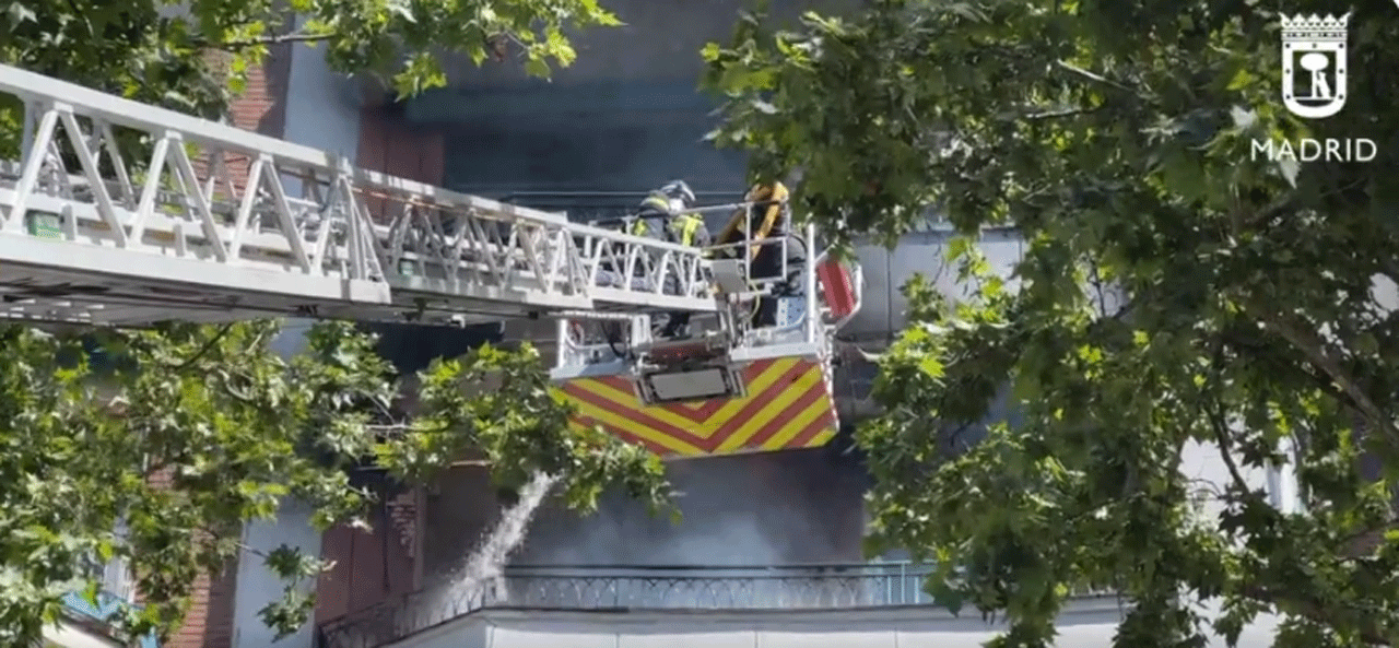 Momento de la intervención de los Bomberos de Madrid en el incendio de la calle Embajadores