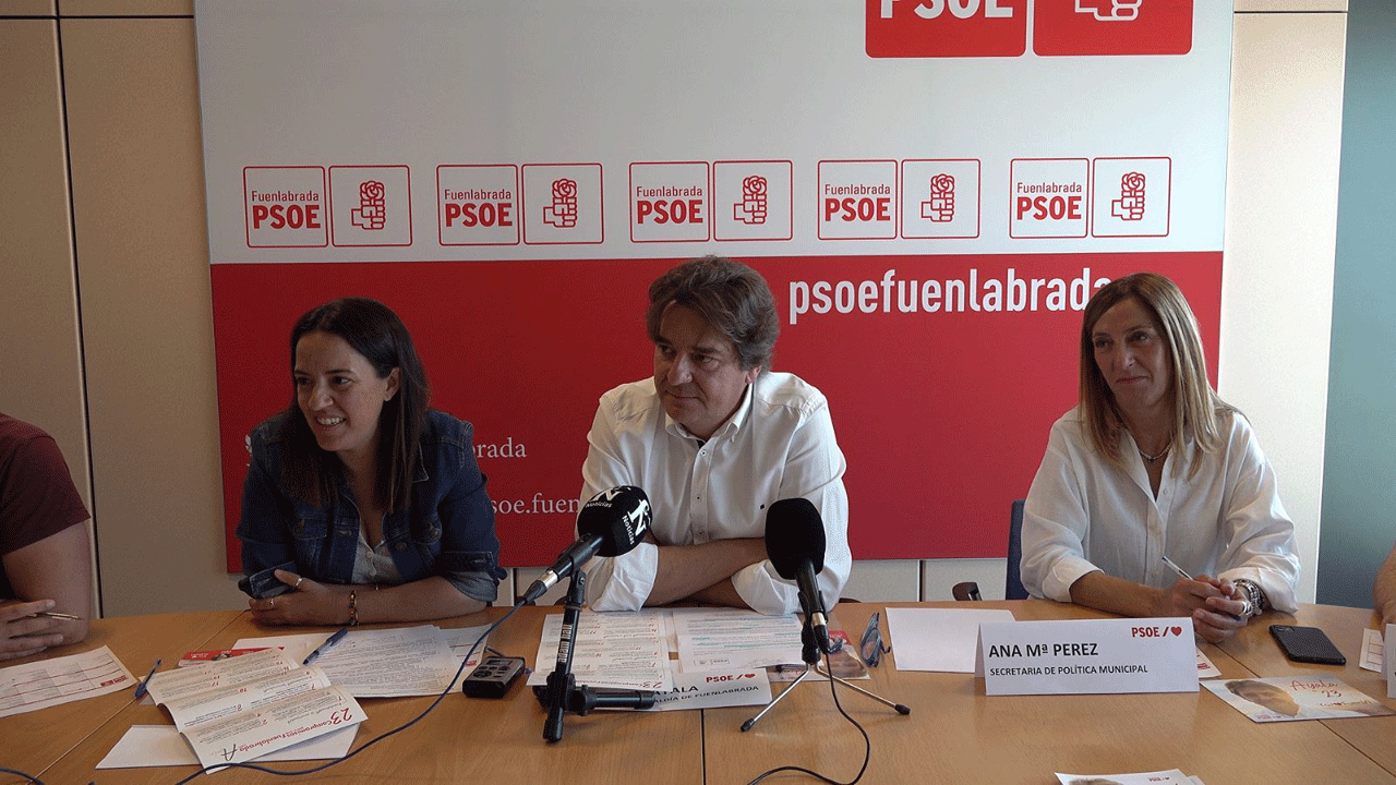 El candidato por el PSOE y actual alcalde de Fuenlabrada, Javier Ayala en rueda de prensa
