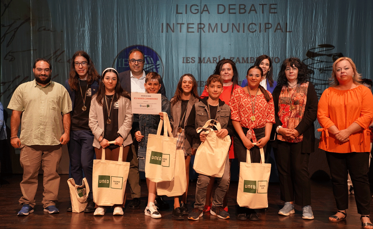 Imagen del colegio ganador junto con el alcalde de Leganés