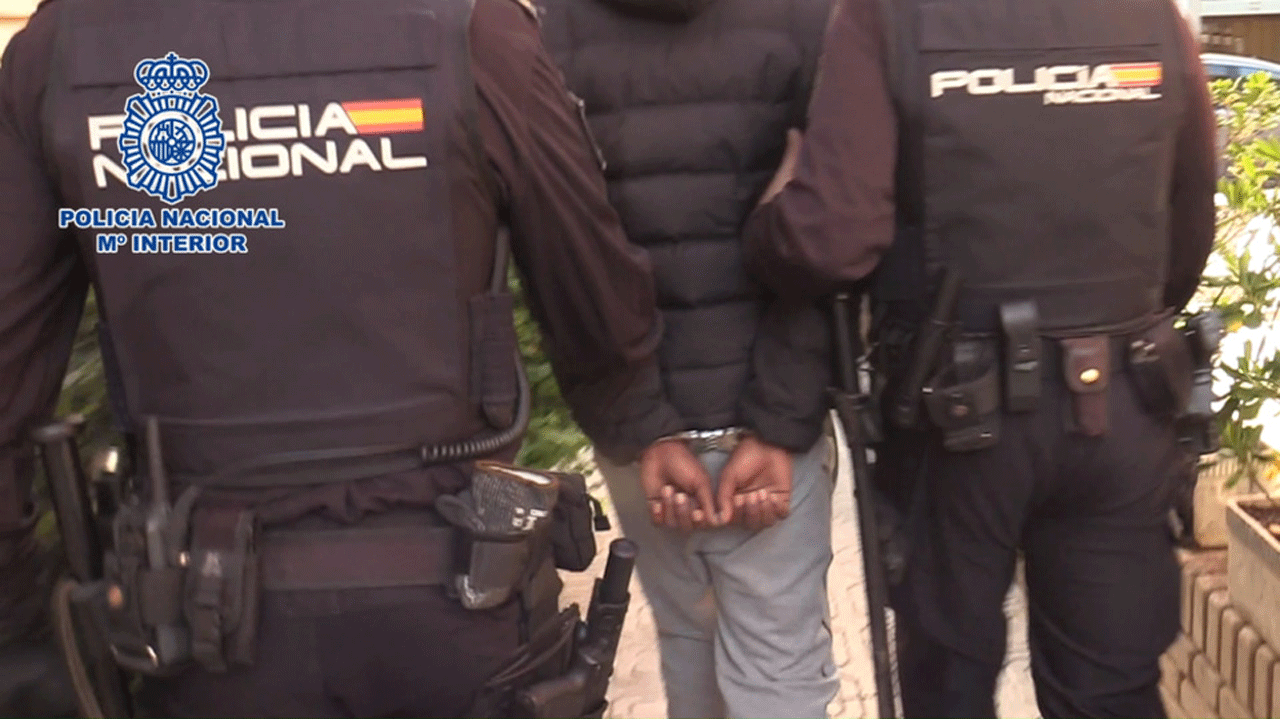Momento de la detención de uno de los presuntos autores del asesinato de un joven en Fuenlabrada