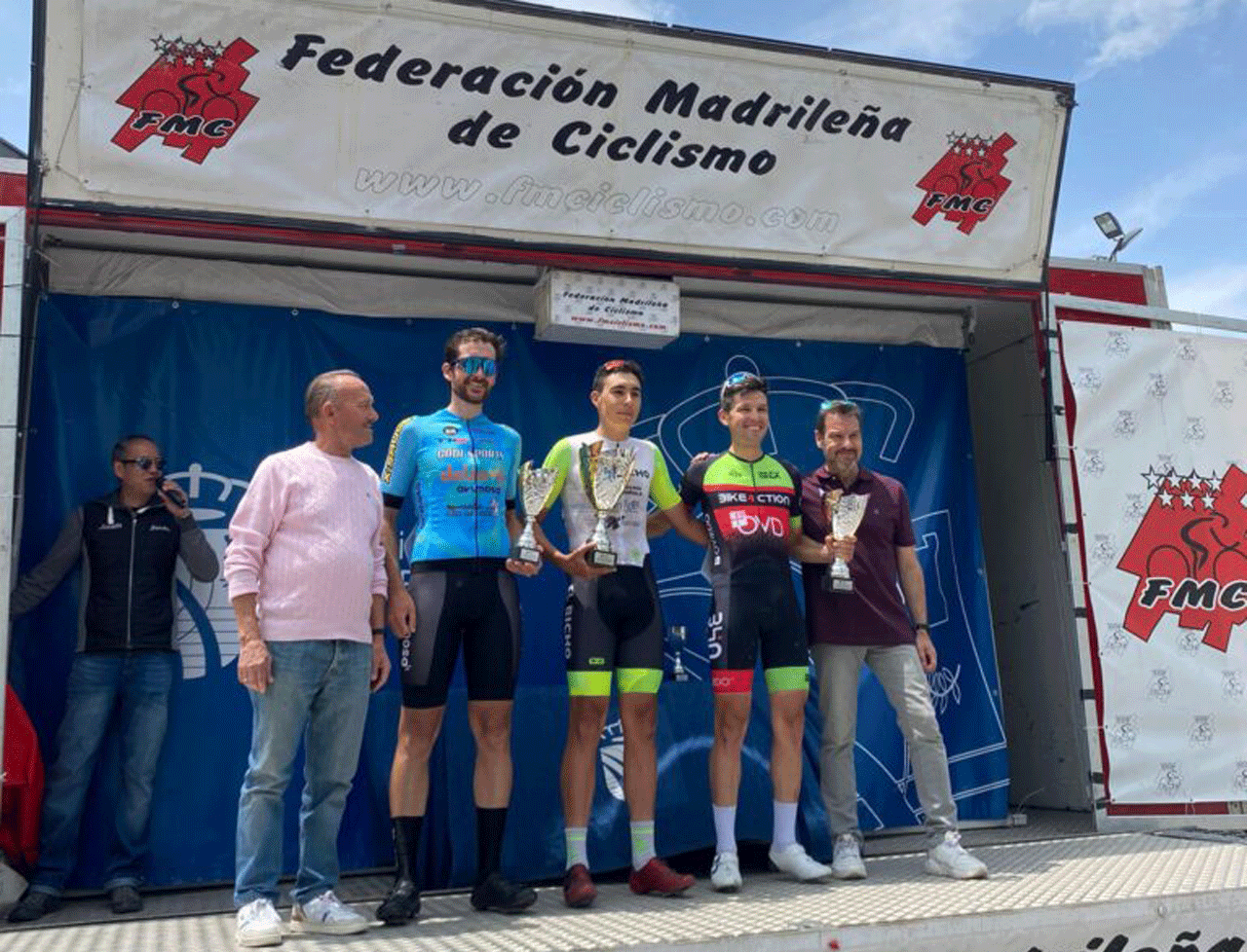 Podio del Trofeo Primavera de Fuenlabrada con Nico Martínez como ganador, en el centro de la imagen