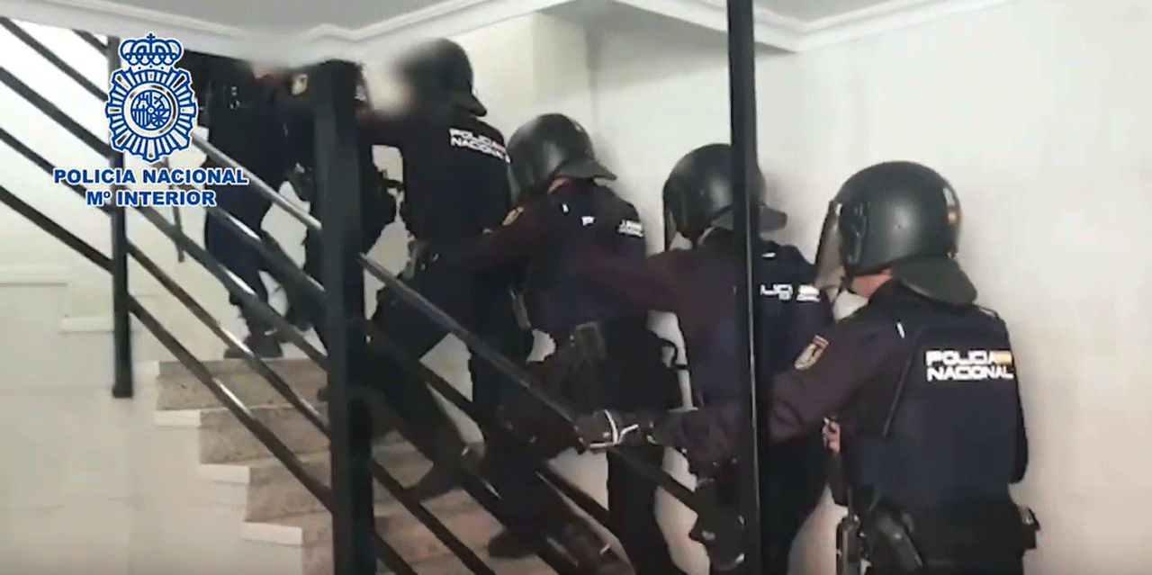 Momento de la intervención de la Policía Nacional en el registro de los dos presuntos autores de 9 robos en viviendas
