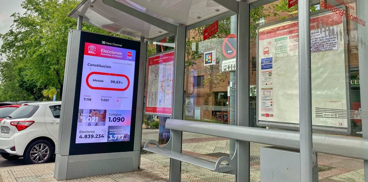 La información de la jornada electoral en Madrid visible en pantallas de marquesinas en las paradas de autobuses