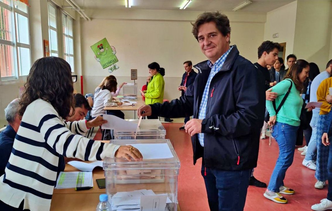 Javier Ayala, votando en su colegio electoral