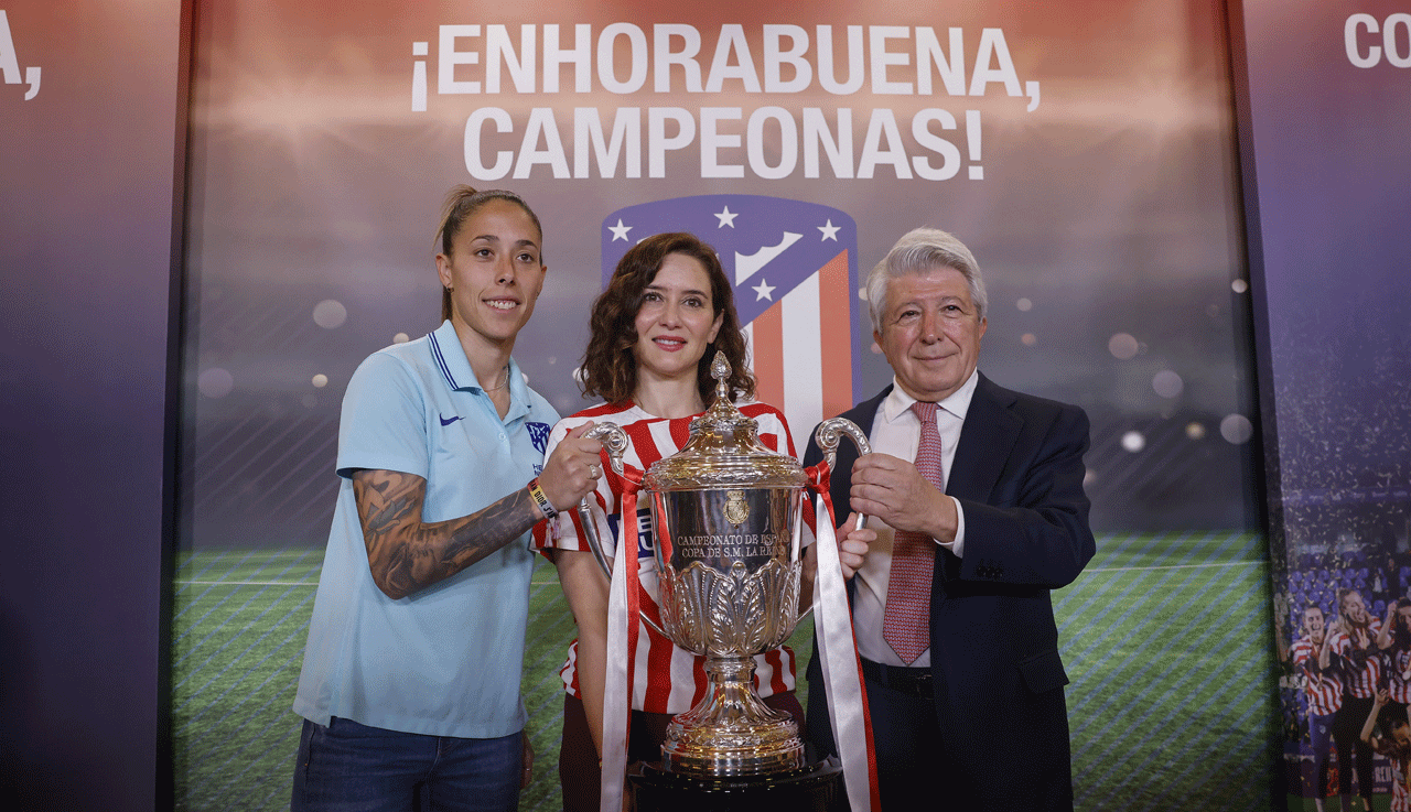 Imagen de Isabel Díaz Ayuso con el presidente del At. Madrid, Enrique Cerezo y una de las capitanas del equipo femenino