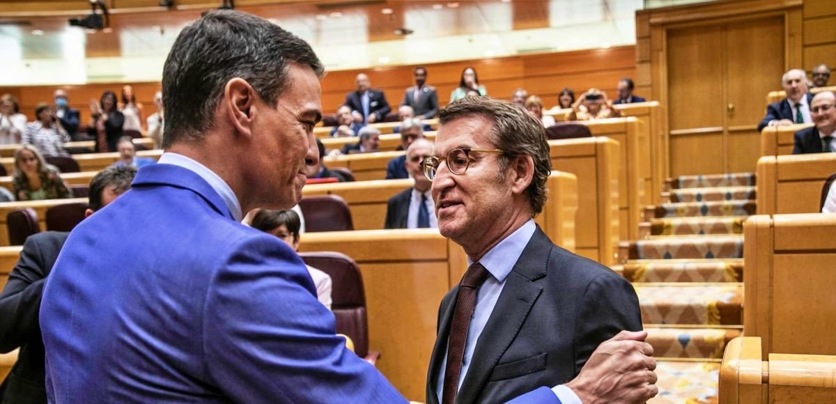 Pedro Sánchez y Alberto Núñez Feijoo en el Senado | Efe