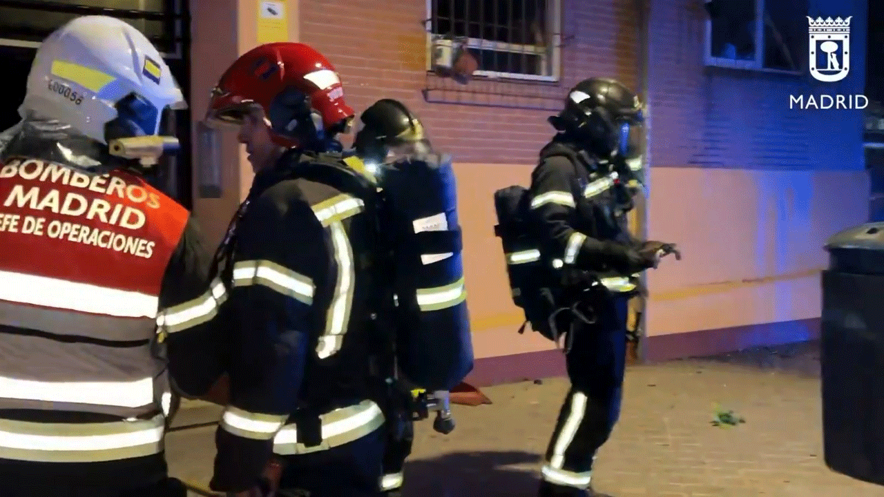 Momento de la intervención de los Bomberos de Madrid en el incendio