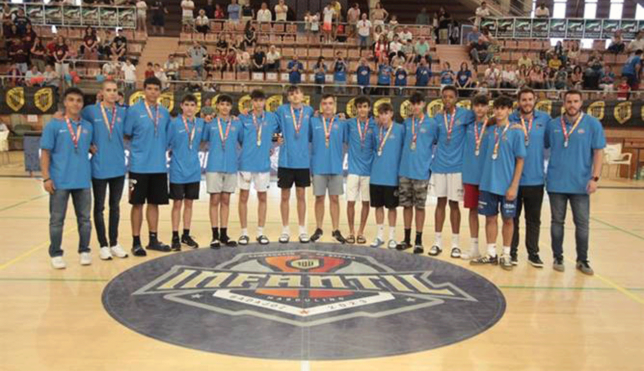 Imagen del equipo infantil del CB Fuenlabrada tras conseguir el cuarto puesto del Campeonato de España.