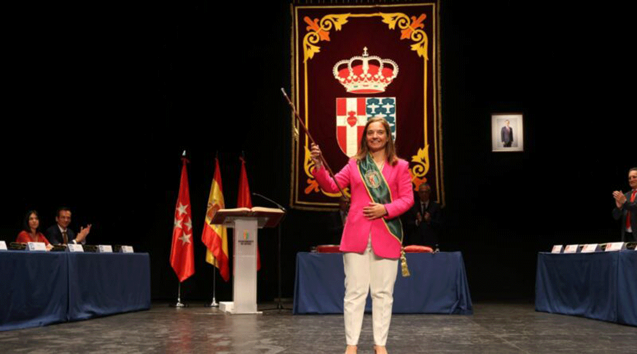 Sara Hernández con el bastón de mando recien elegida de nuevo alcaldesa de Getafe