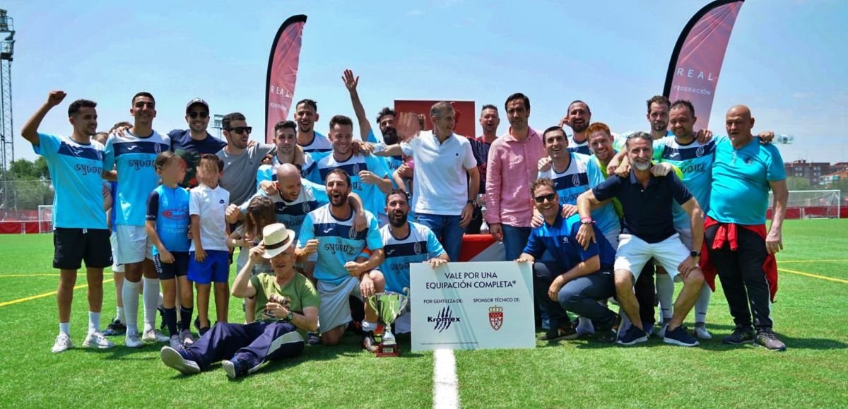 El CF Vogue celebra su victoria en la II Copa de competiciones locales