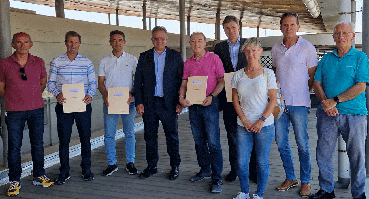 Imagen del alcalde Ramón Jurado con los responsables de las cinco entidades deportivas firmanies de los convenios