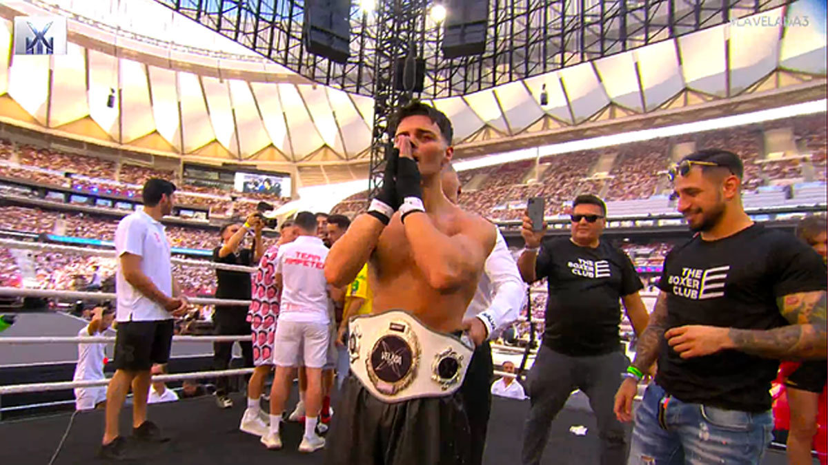El cantante Abraham Mateo se convirtió en el ganador de su pelea, agradeciendo el apoyo recibido entre lágrimas