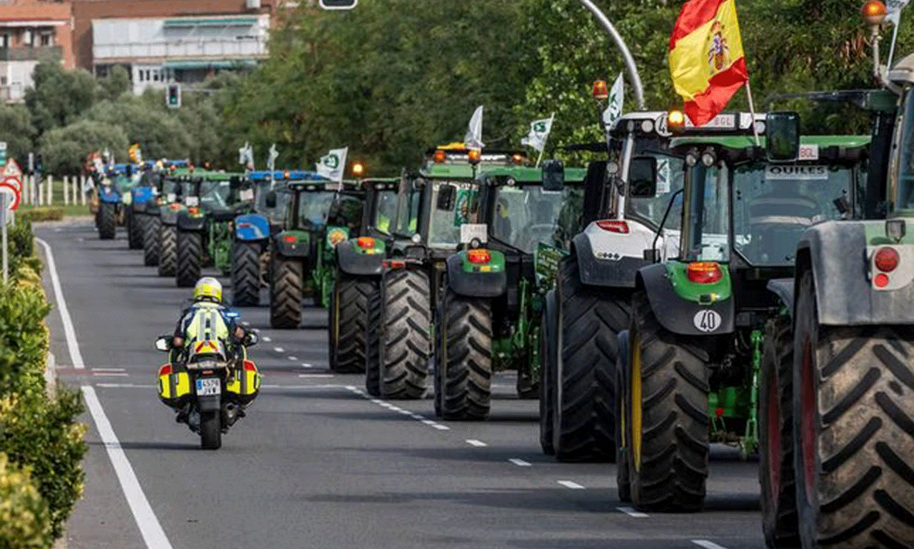 Imagen de la 'Tractorada' de esta mañana en Madrid. Foto: Fernando Villar/ EFE