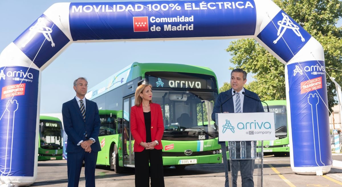 El consejero de Vivienda, Transportes e Infraestructuras, Jorge Rodrigo en su visita a la empresa Arriva de Alcorcón (Madrid)