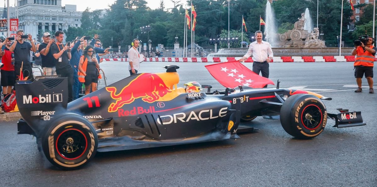 Salida de Checo Pérez en la exhibición de Formula 1 en Madrid