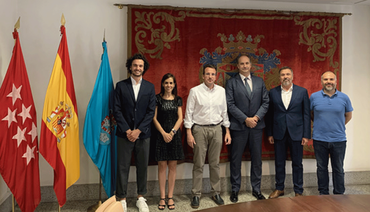 Imagen de la recepción del Ayuntamiento de Leganés al consejero de Digitalización