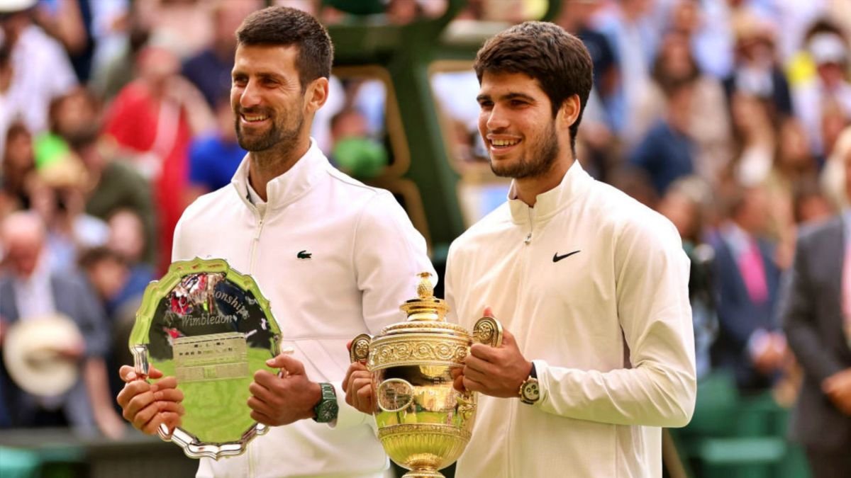 Novak Djokovic y Carlos Alcaraz con sus trofeos de segundo y primer lugar de Wimbledon 2023, respectivamente. (Foto: Clive Brunskill/Getty Images)