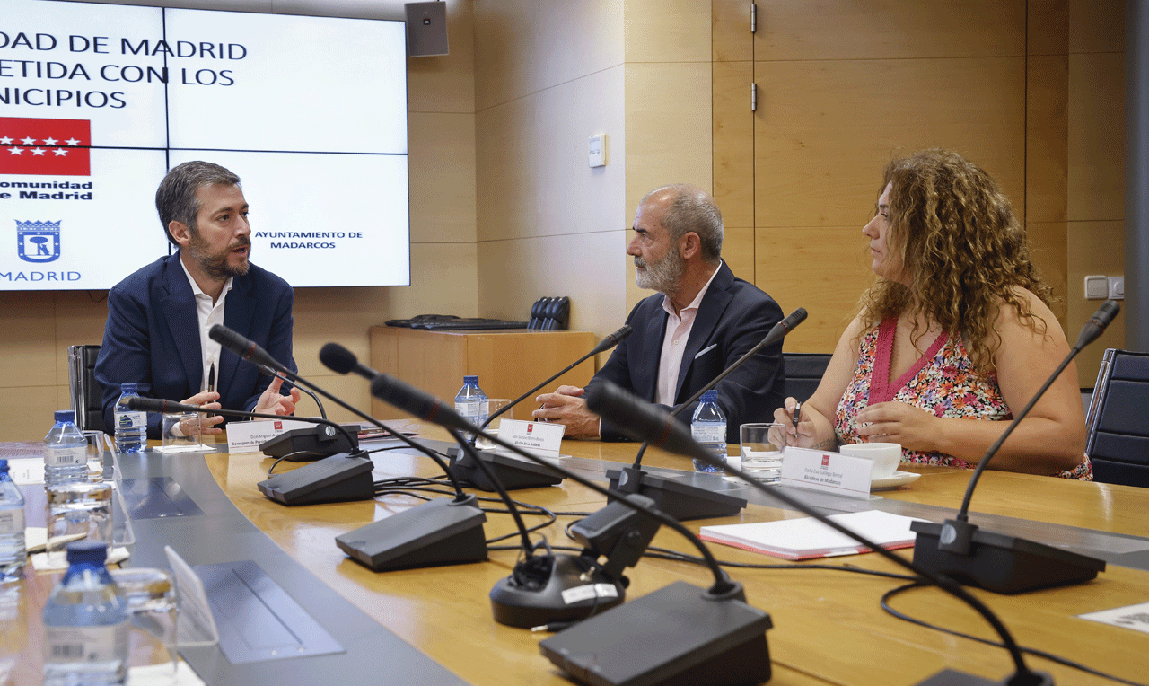 Imagen de la reunión del consejero Miguel Ángel
García Martín con los alcaldes de Madarcos y La Acebeda