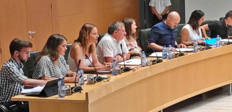Juán José Jurado, portavoz de Más Madrid, en el centro de la imagen en el pleno del 20 de julio en Fuenlabrada