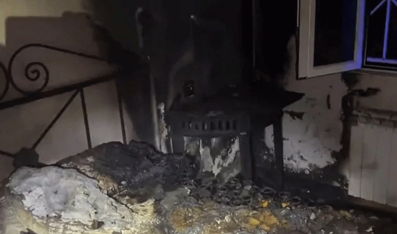 Imagen de una de las habitaciones de la vivienda calcinada por el incendio