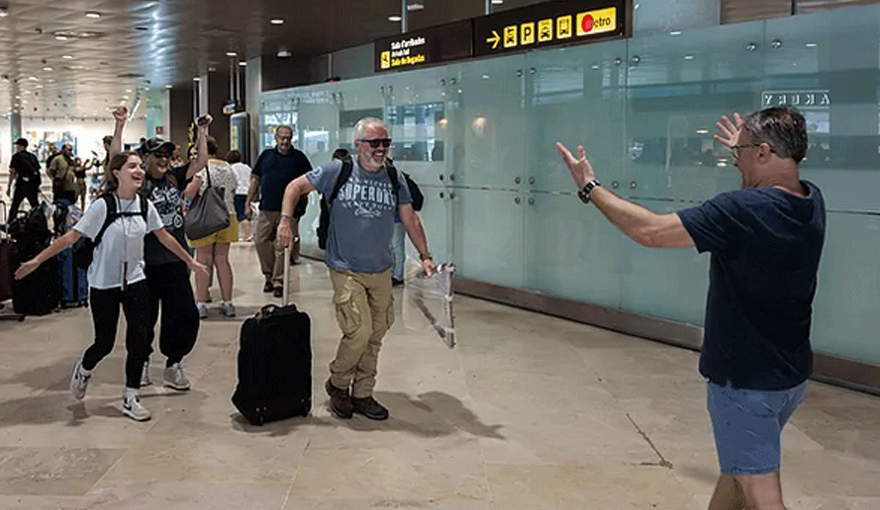 Imagen de la llegada de los turistas españoles al aeropuerto de Manises-Valencia