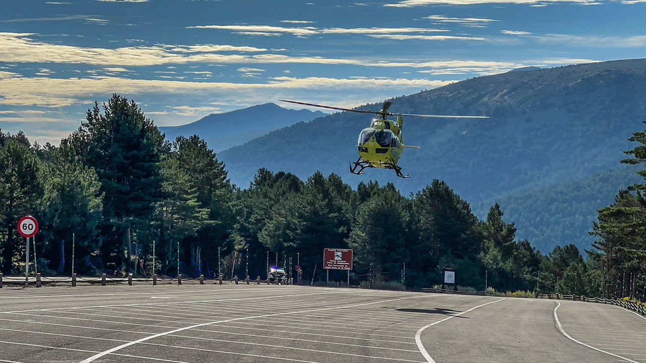 Imagen del helicóptero que se llevó al herido al Hospital de La Paz