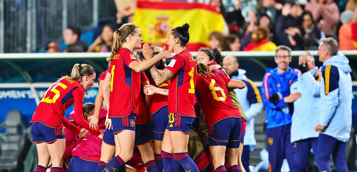 Las chicas de la selección femenina de futbol celebran su pase a la final del mundial