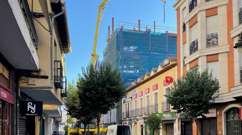 Imagen exterior de las obras del nuevo Centro de Artes Escénicas de Getafe en la calle Madrid