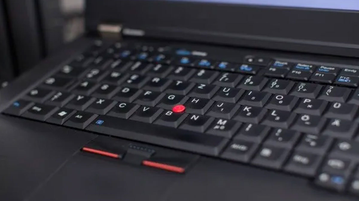 El botón central que se encuentra en los teclados de los ordenadores portátiles tiene una utilidad muy específica y que viene muy bien en ciertos momentos