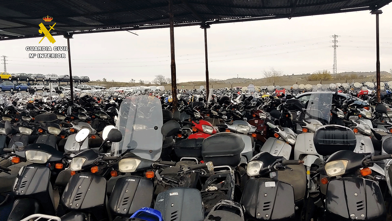 Imagen de las motocicletas acumuladas en el desguace